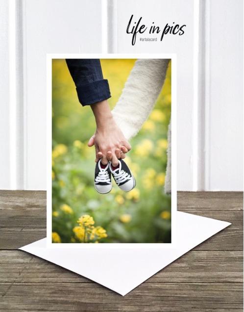 Actual product image Sara Miller Foto-Klappkarte - Baby Shoes - Couvert in Weiss