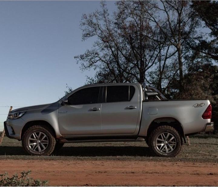 Image du produit WeatherTech Toyota Hilux (2016-2023) 1ère rangée de tapis de voiture (avec ouvertures d'aération)