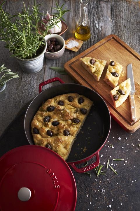 Actual product image Staub Schmorpfanne Chistera 24cm, Kirsch-Rot, Gusseisen (24 cm, Casserole + Stewpot, Cast iron)