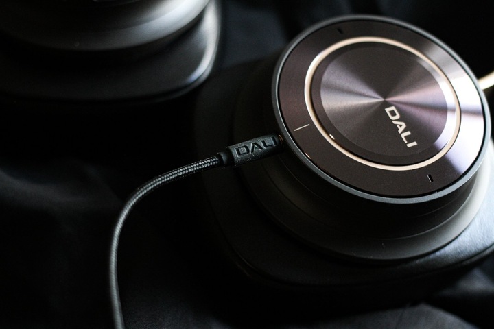 Actual product image Dali iO-12 (ANC, 35 h, Wireless, Cable)
