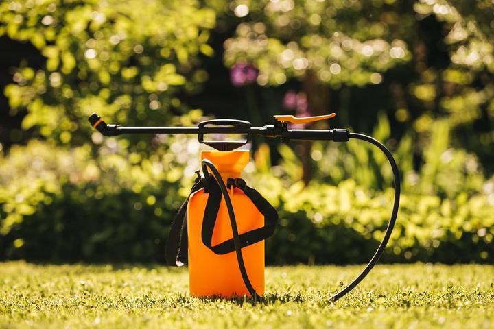 Productafbeelding Fiskars Drukspuit, Voor plantenbehandelingen op waterbasis, Verstelbaar spuitpatroon, Veiligheid (5 l)