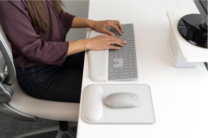 Actual product image Kensington K50437EU ErgoSoft mousepad with wrist rest for standard mousepilkas (M)