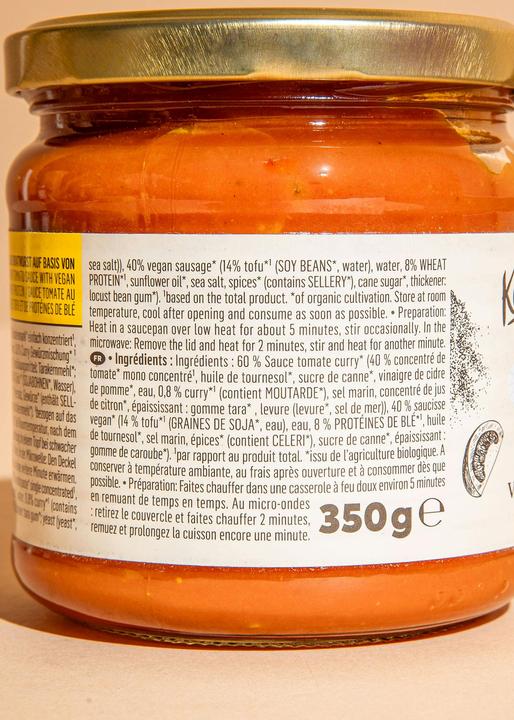 Produktbild KoRo Bio Curry-Tomatensauce mit veganer Bio Bratwurst auf Basis von Tofu und Weizeneiweiss (3500 g)