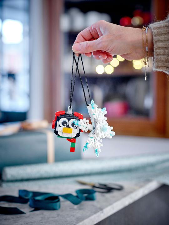 Actual product image LEGO Penguin with snowflake (40572, LEGO DC)