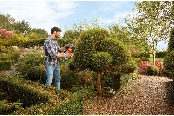 Actual product image Black & Decker Blac hedge trimmer BEHT251QS 450W 50 cm blade length, 18 mm cutting thickness (Electrical connection)