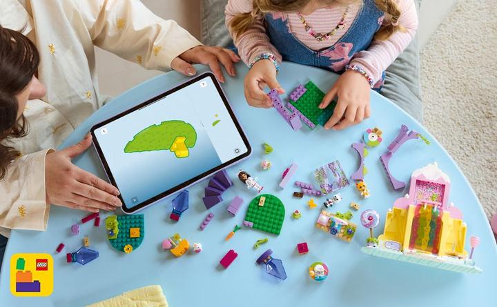 Actual product image LEGO Sugar icing mountains and kitten garden (11205, LEGO Gabby's Dollhouse)