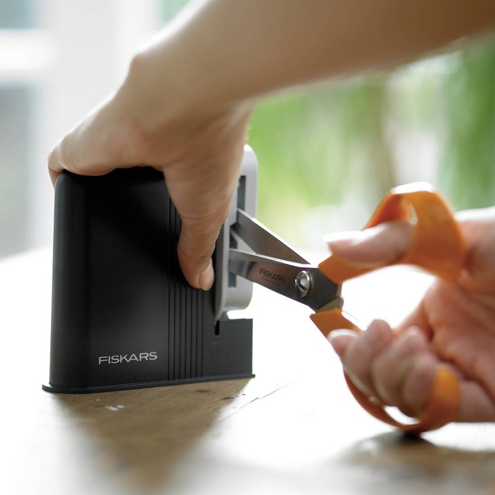 Actual product image Fiskars Clip - Sharp scissors sharpener (22.40 cm)