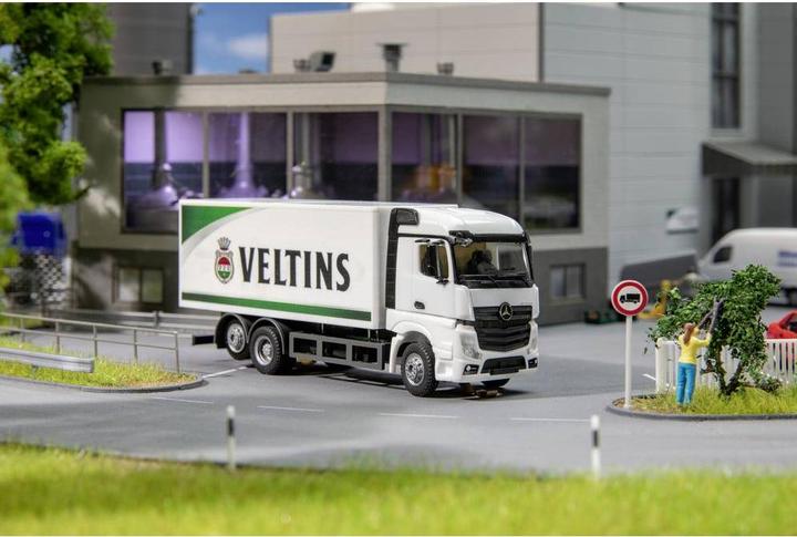 Produktbild Faller LKW MB Actros Streamspace Kofferaufbau Veltins Gettränke (HERPA)