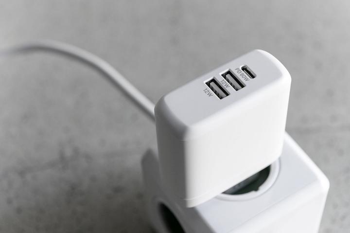 Produktbild Fixed Netzwerk-Ladegerät mit USB-C und 2XUSB Ausgabe 60W, Weiss (60 W)
