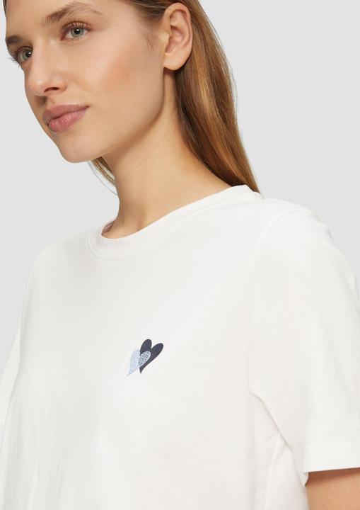 Produktbild S.Oliver T-Shirt T-Shirt im Relaxed Fit mit Herz-Stickerei (42)