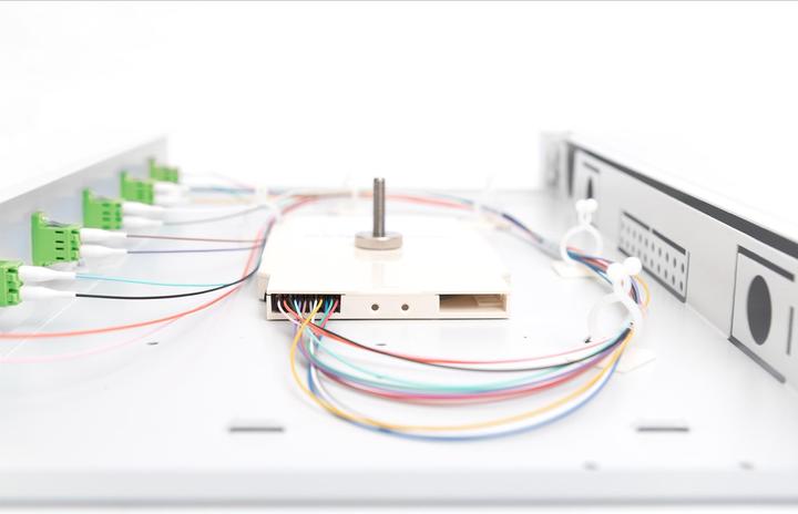 Immagine prodotto Digitus Scatola di giunzione FO, 1U, equipaggiata, 6x LC DX, OS2, APC incl. cassetta di giunzione, pigtail
