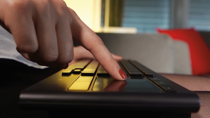 Produktbild Logitech Wireless Illuminated Keyboard K830 (US, Kabellos)