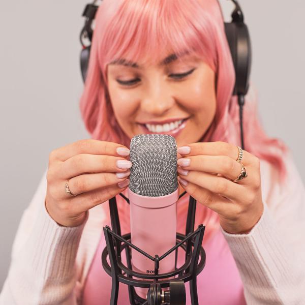 Produktbild RØDE NT1 Signature Pink Studio-Mikrofon Rosa mit PSA1 W Plus Gelenkarm-Stativ White