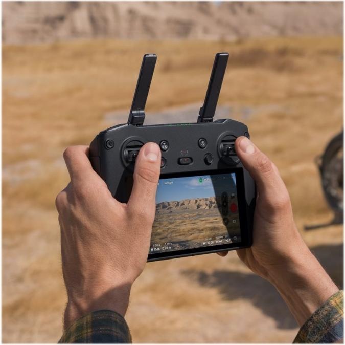 Produktbild DJI Mavic 3 Pro Fly More Combo inkl. RC Pro (43 min, 958 g, 20 Mpx)