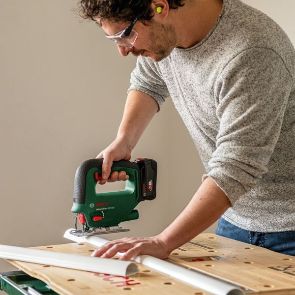 Produktbild Bosch Home & Garden UniversalSaw 18V-100