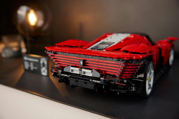 Actual product image LEGO Ferrari Daytona (42143, LEGO Technic)