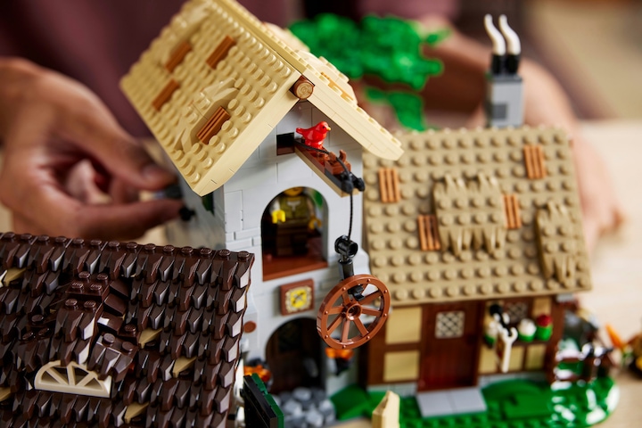 Productafbeelding LEGO Middeleeuws stadsplein (10332, LEGO Icons, LEGO Zeldzame Sets)