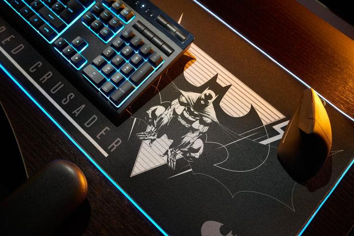 Produktbild Numskull Batman - Oversize Gaming Mat & Mobile Charger (XXL)