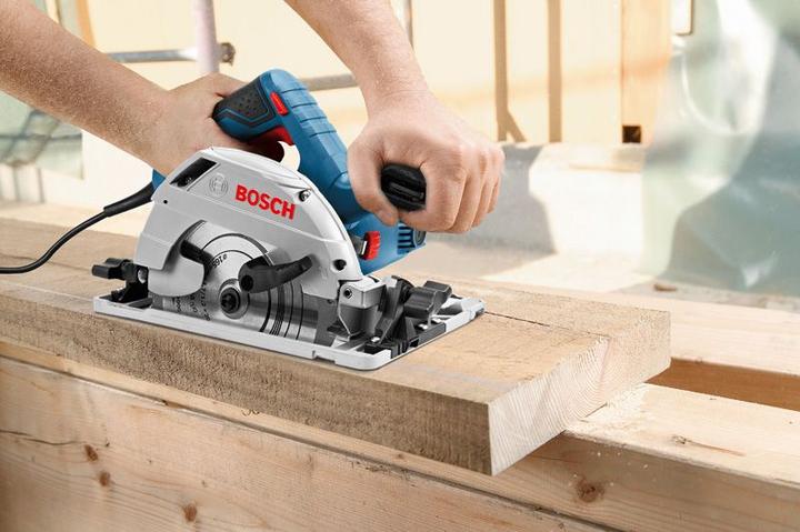 Produktbild Bosch Professional Handkreissäge GKS 55+ GCE, im Karton