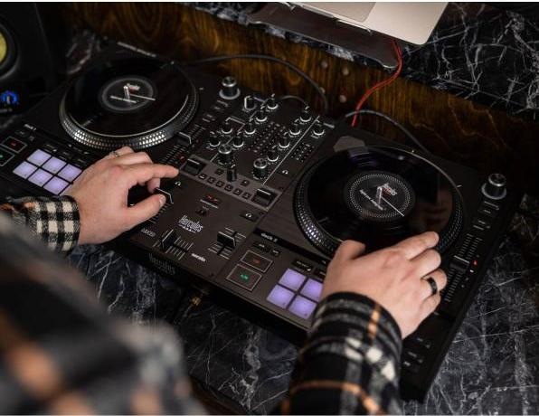 Produktbild Hercules DJ Control Inpulse T-7 DJ-Controller mit Kopfhörer