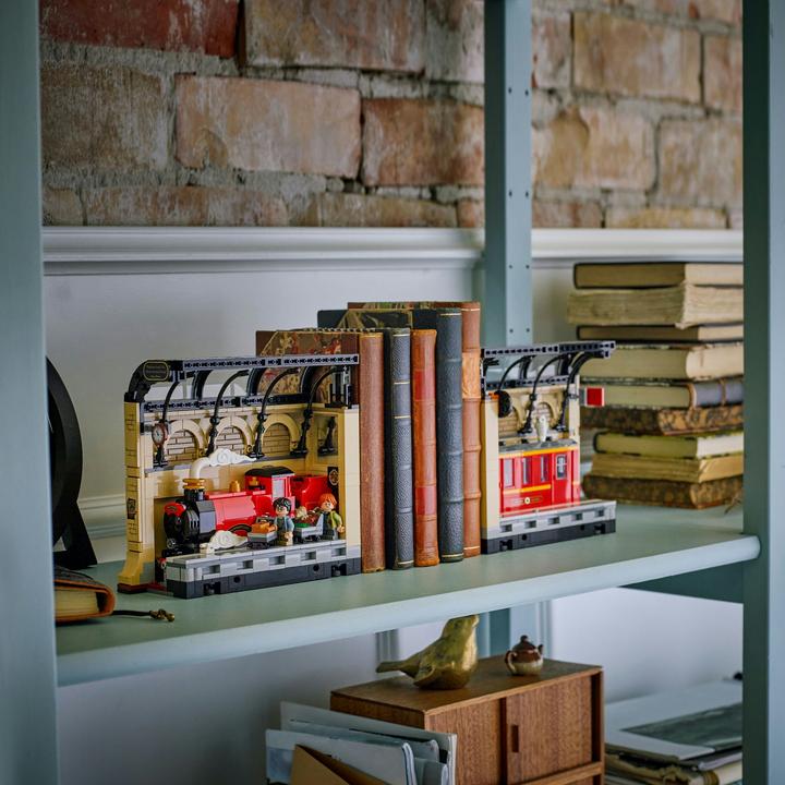 Actual product image LEGO Buchstütze: Hogwarts Express (76450, LEGO Harry Potter)