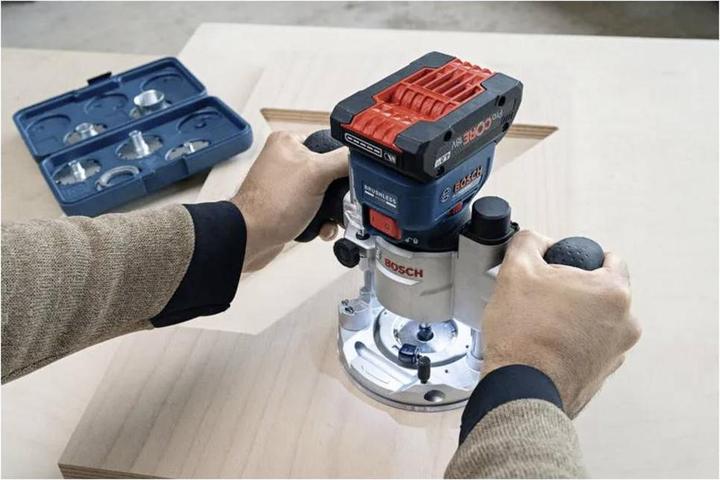 Productafbeelding Bosch Professional Kantenfrees GKF 18V-8 Professional solo, 18Volt (blauw/zwart, zonder accu en lader)