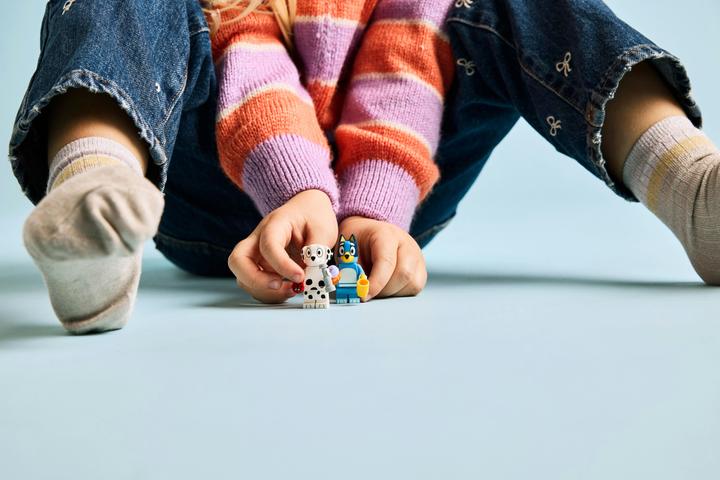Produktbild LEGO Bluey und Chloe auf dem Spielplatz (11201, LEGO Bluey)