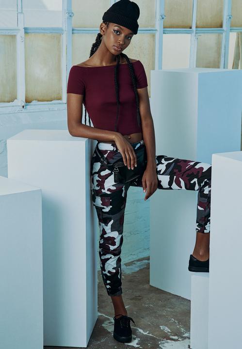 Immagine prodotto Urban Classics Pantaloni cargo camo a vita alta da donna (30)