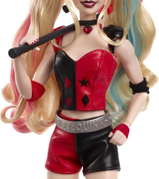 Actual product image Barbie Signature Harley Quinn Sammlerpuppe mit beweglichem Körper, ikonischem Outfit und Schlägel