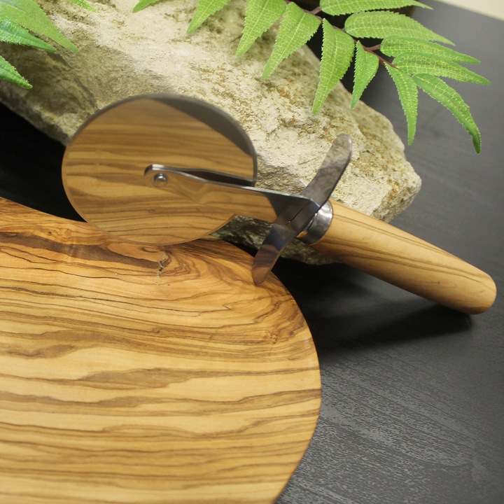 Produktbild Natura Punto Pizzaschneider, Griff aus Olivenholz, mit Daumenschutz, 19 x 7 x 2,5cm