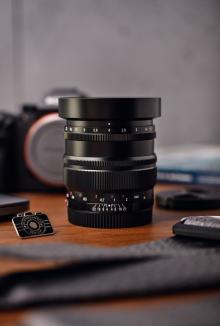 Actual product image Voigtländer Nokton 35mm f/1.2 SE (Sony E, APS-C / DX)