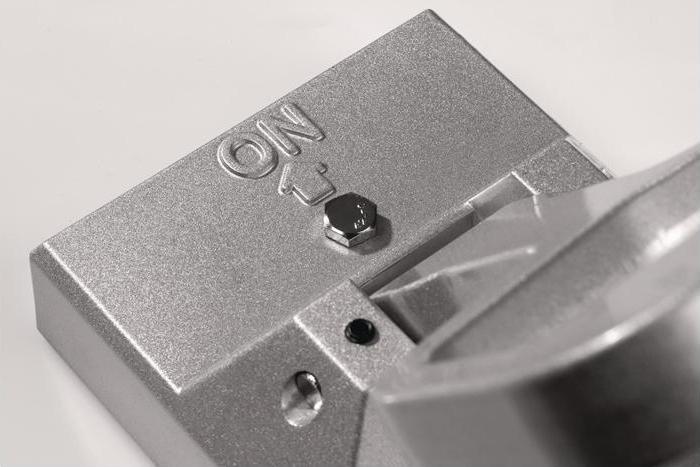 Actual product image Beloh Plattenhandhebemagnet L140xB140xH28mm mit Handgriff und Abdruckbolzen Gesamthöhe 180 mm 1 kN (1x)