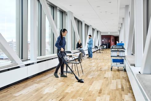 Produktbild Nilfisk 128390175 VU200 Akku-Stielstaubsauger inkl. 2x Akku 29,6V / 2,45Ah Li-Ion und 2x Ladegerät