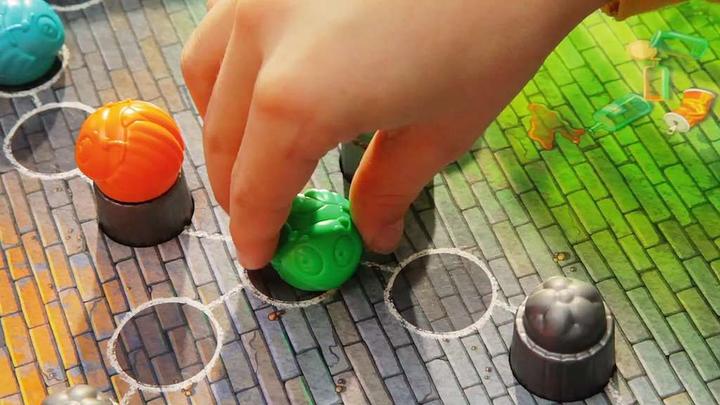 Actual product image Ravensburger cockroach loop (German)