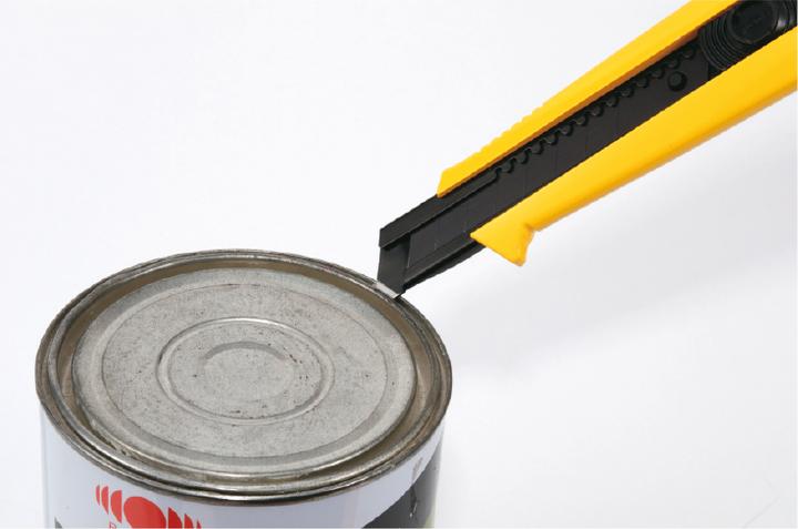 Immagine prodotto Tajima Coltello in gomma rinforzata con fragili lame nere da 18 mm fissate con una ruota (Taglierini)