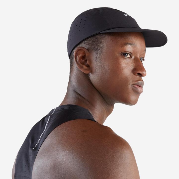 Actual product image Kiprun Lauf-Cap Schirmmütze ultraleicht - schwarz (One size)