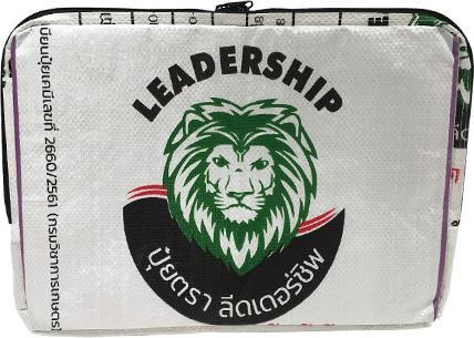 Bekos Upcycling - Laptoptasche 15" aus recycelten Düngersäcke Löwe (15")