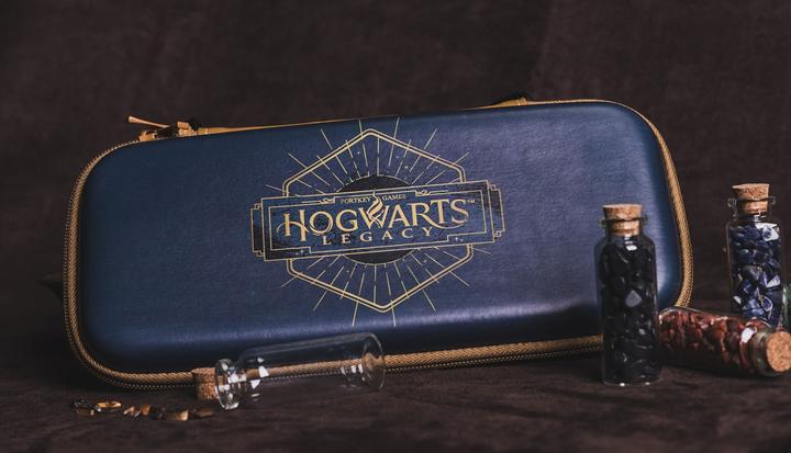 Produktbild Trade Invaders Harry Potter - XL carrying case - Hogwarts, Golden snitch (Switch, Switch Lite, Switch OLED)