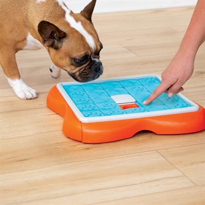 Actual product image Outward Hound Nina Ottosson Dog Challenge Slider poziom 3 - gra edukacyjna dla psa (Intelligence toy dog)