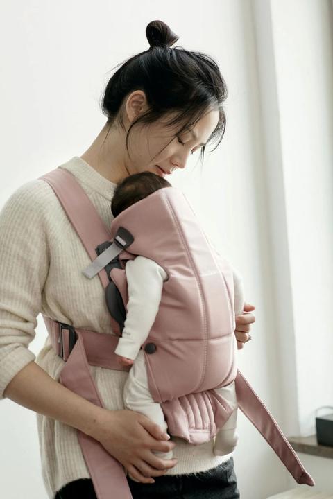 Produktbild BabyBjörn Mini Woven Carrier, staubiges Rosa