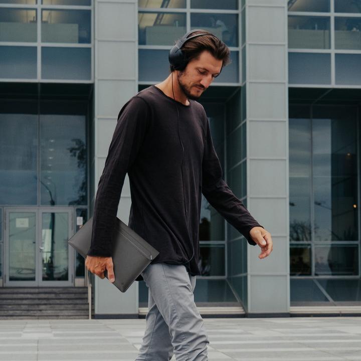 Actual product image Spigen Valentinus S (16", Universal)