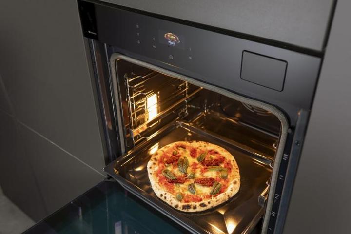 Actual product image Hisense Backofen Pyrolyse BlackGlass HI8 BI 614P8B Glasfront schwarz