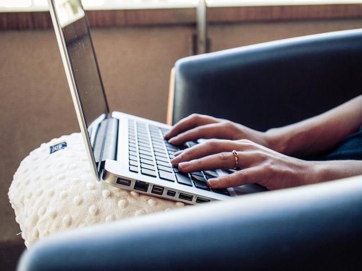 Produktbild La Millou Nursing pillow Chic chick Velvet touch - Smoke Rose (50 cm)