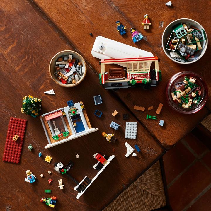Image du produit LEGO La rue principale décorée pour Noël (10308, LEGO difficiles à trouver)