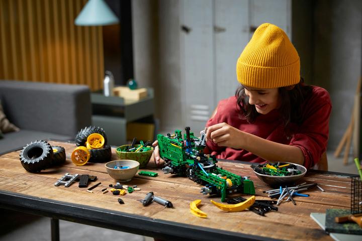 Actual product image LEGO John Deere 948L-II Skidder (42157, LEGO Technic)