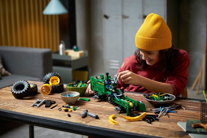 Actual product image LEGO John Deere 948L-II Skidder (42157, LEGO Technic)
