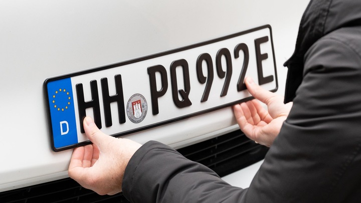 Actual product image Ivality Legaler Magnet-Kennzeichenhalter für Tesla Model 3/Y (Front + rear)
