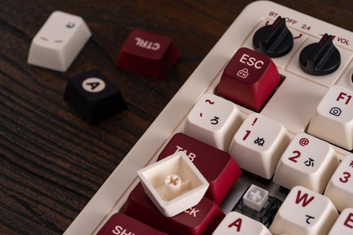 Produktbild 8bitdo 108 Mechanical Keyboard Fami Ed. (US, Kabelgebunden, Kabellos)