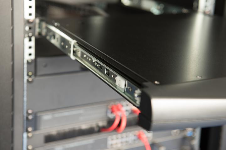 Produktbild Digitus Modulare Konsole mit 19" TFT (48,3cm), 16-Port CAT 5 KVM & Touchpad, schweizer Tastatur