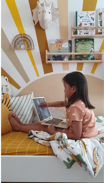 Actual product image small foot Wooden laptop with magnetic board (German)